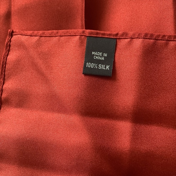 TOMMY HILFIGER 100% Silk Pocket Square - Picture 5 of 5